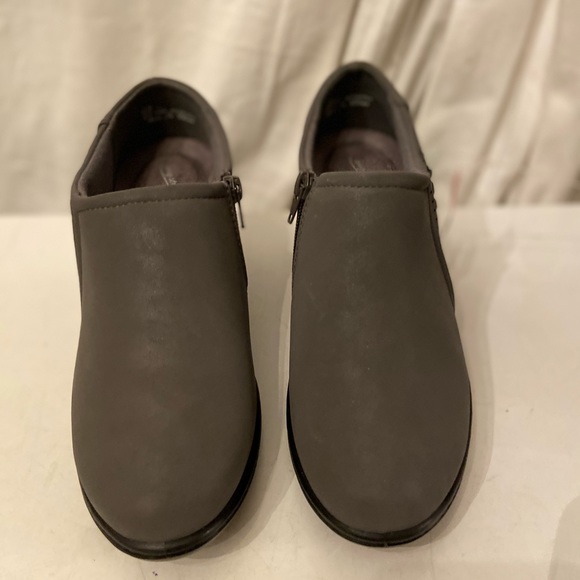 East Streets gray ankle booties size 8.5W NWT - Picture 2 of 7